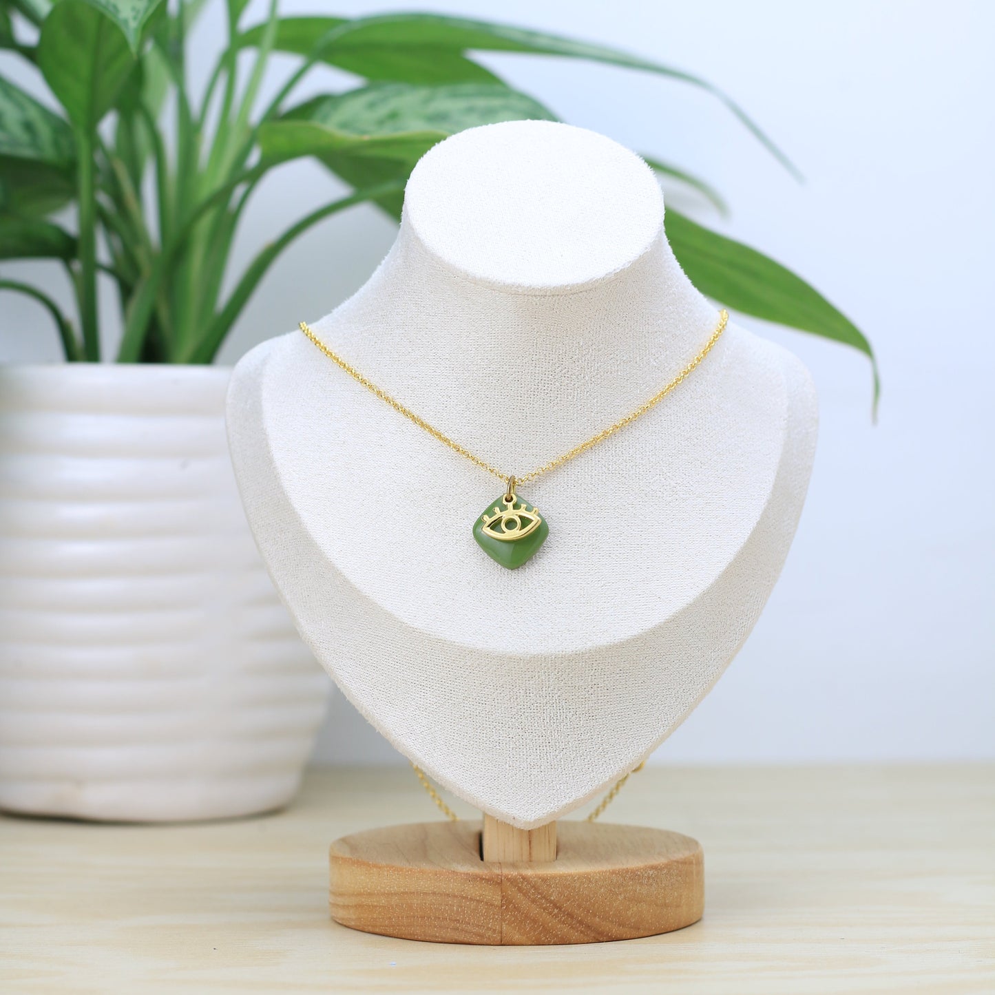 Collar Isis