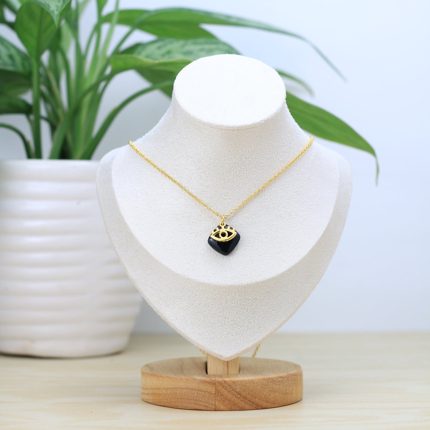 Collar Isis