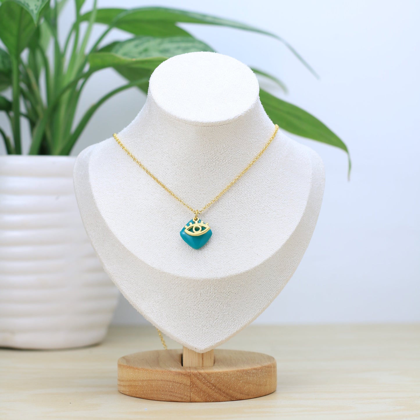 Collar Isis