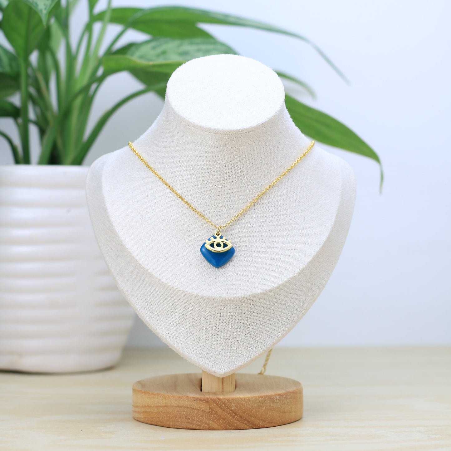 Collar Isis