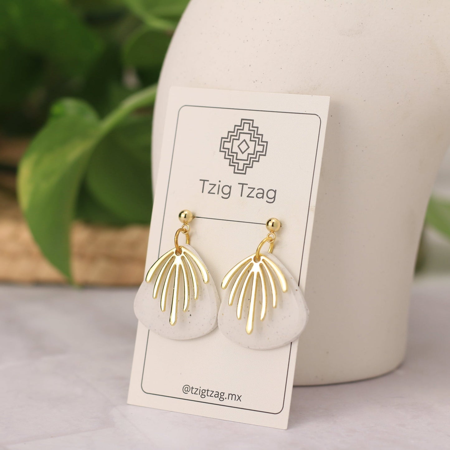 Aretes Chaac - Tzig Tzag Joyería - color Blanco Granito