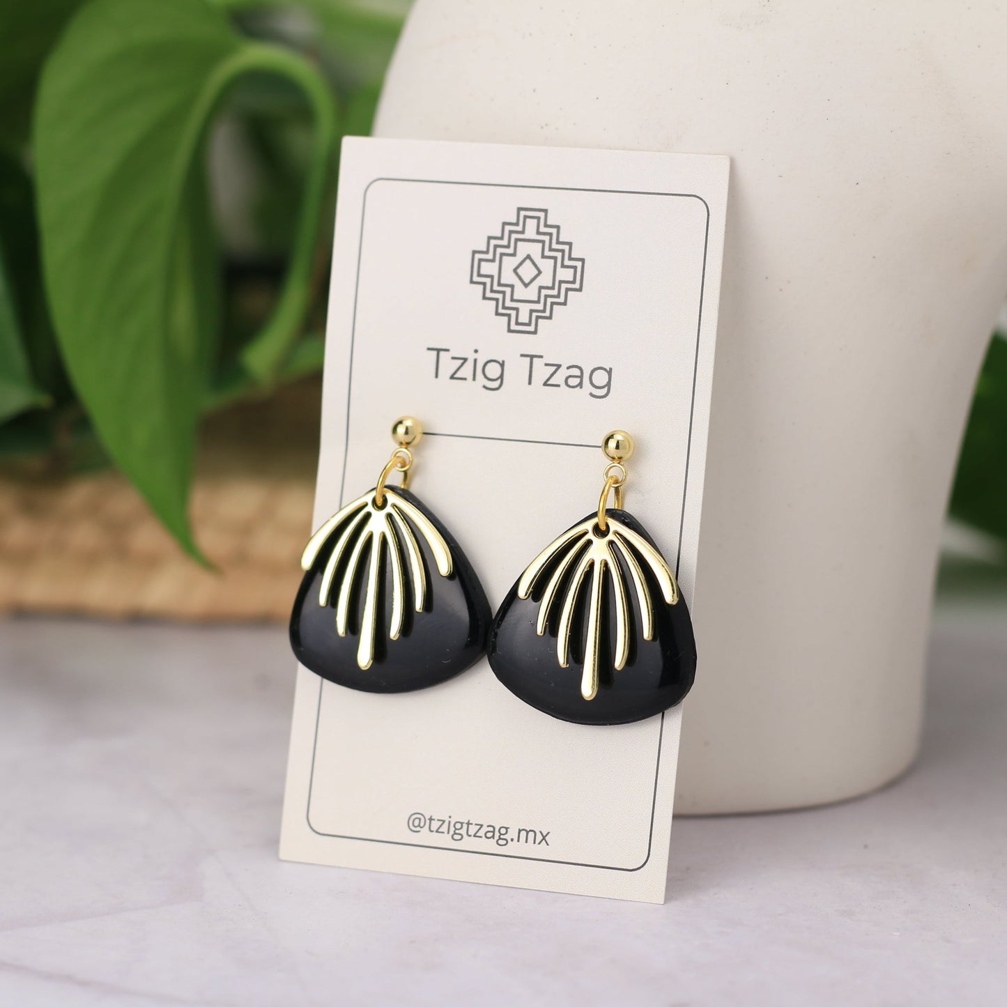 Aretes Chaac - Tzig Tzag Joyería - color Negro
