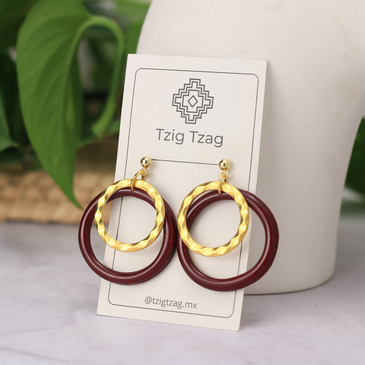 aretes de arcilla polimérica en forma de círculo con aros dorados color vino — Tzig Tzag