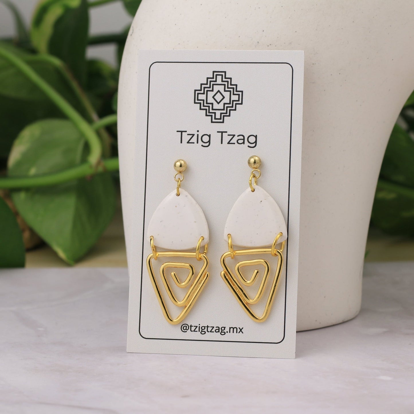 Aretes Jano Dorados - Tzig Tzag Joyería -Color Blanco Granito