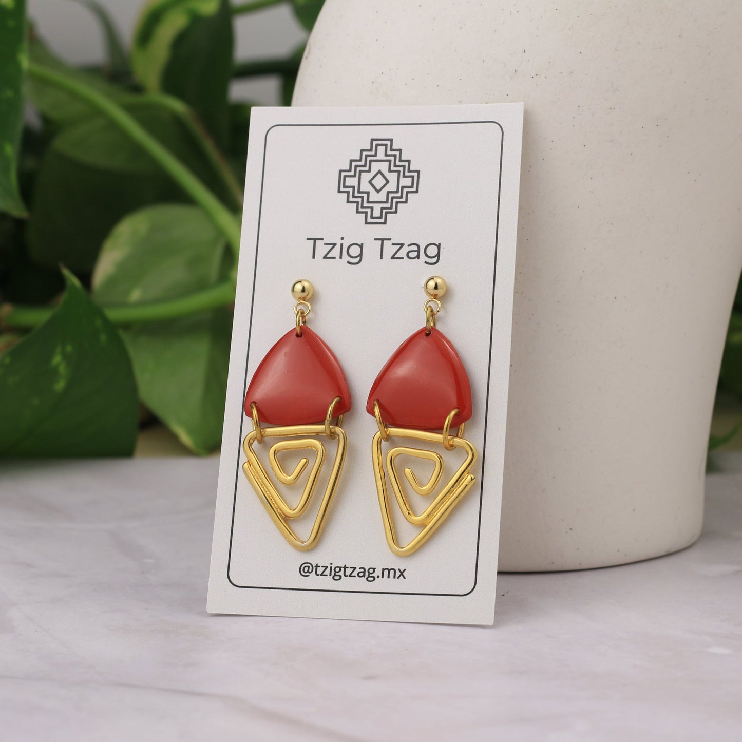 Aretes Jano Dorados - Tzig Tzag Joyería -Color Rojo Vivo