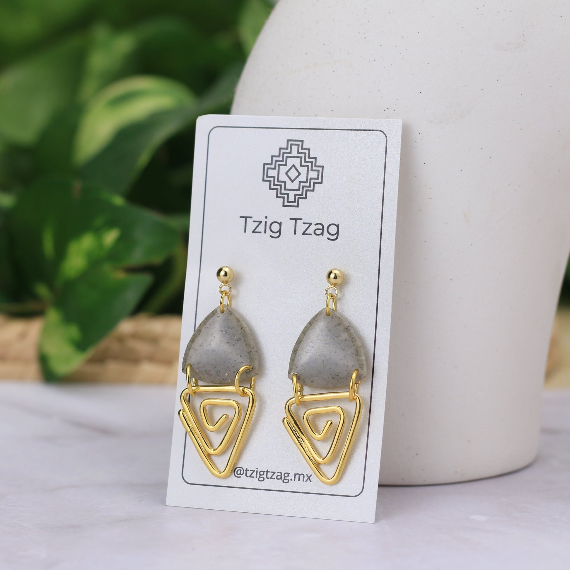 Aretes Jano Dorados - Tzig Tzag Joyería -Color Gris Granito