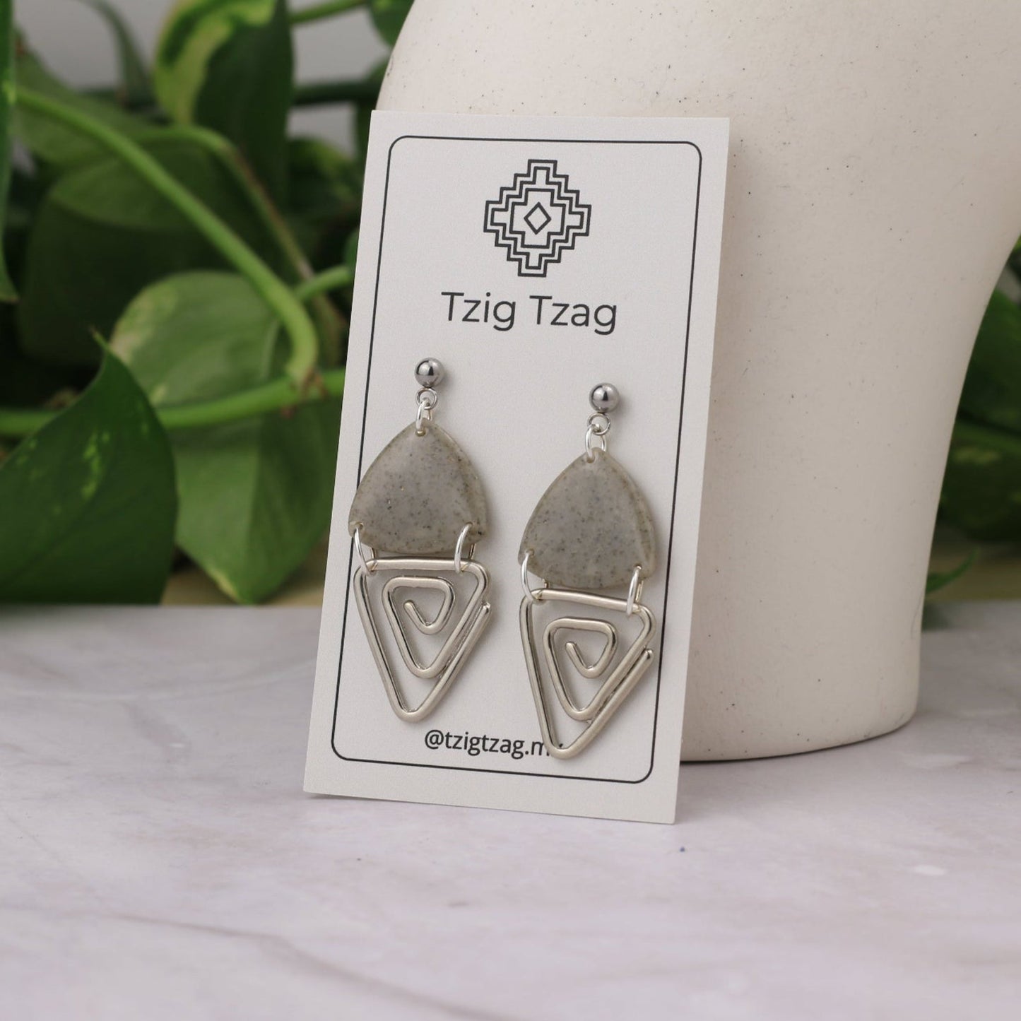 Aretes Jano Plateados - Tzig Tzag Joyería - Color Gris Granito