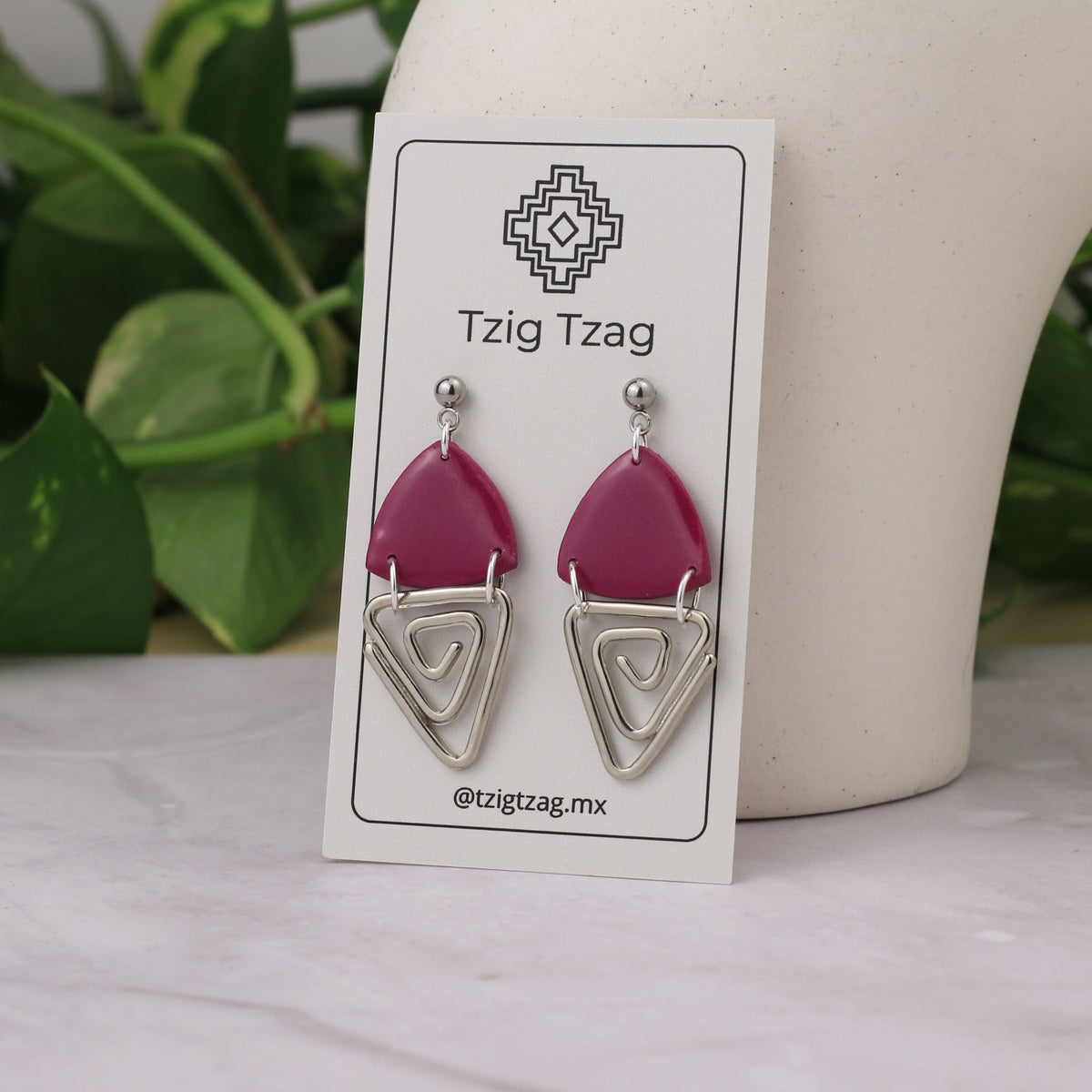 aretes de arcilla polimérica largos con dije espiral plateado color morado — Tzig Tzag