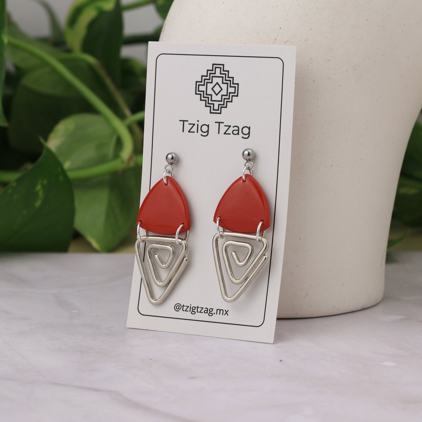 Aretes Jano Plateados - Tzig Tzag Joyería - Color Rojo Vivo