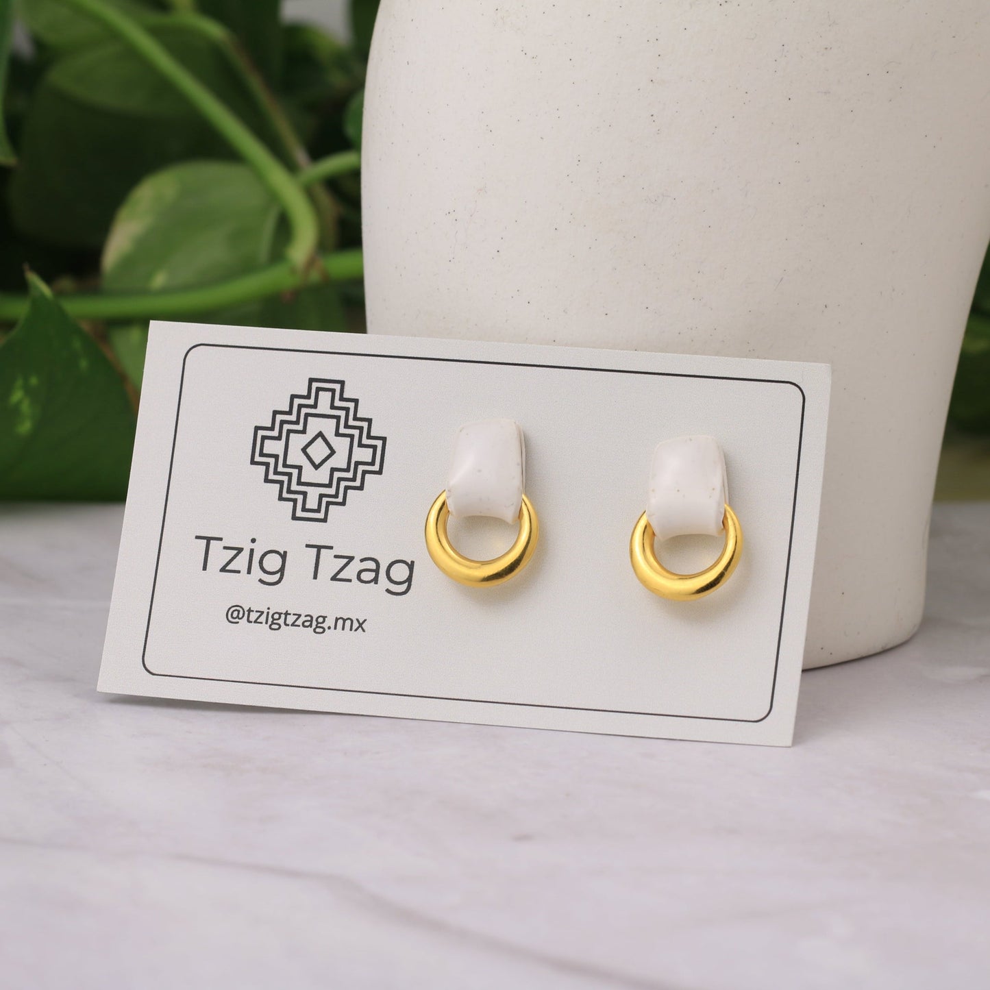 Aretes Soter Dorados - Tzig Tzag Joyería -Color Blanco Granito
