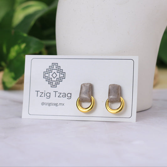 Aretes Soter Dorados - Tzig Tzag Joyería -Color Gris Granito