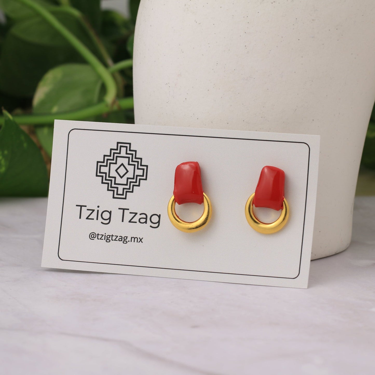 Aretes Soter Dorados - Tzig Tzag Joyería -Color Rojo Vivo