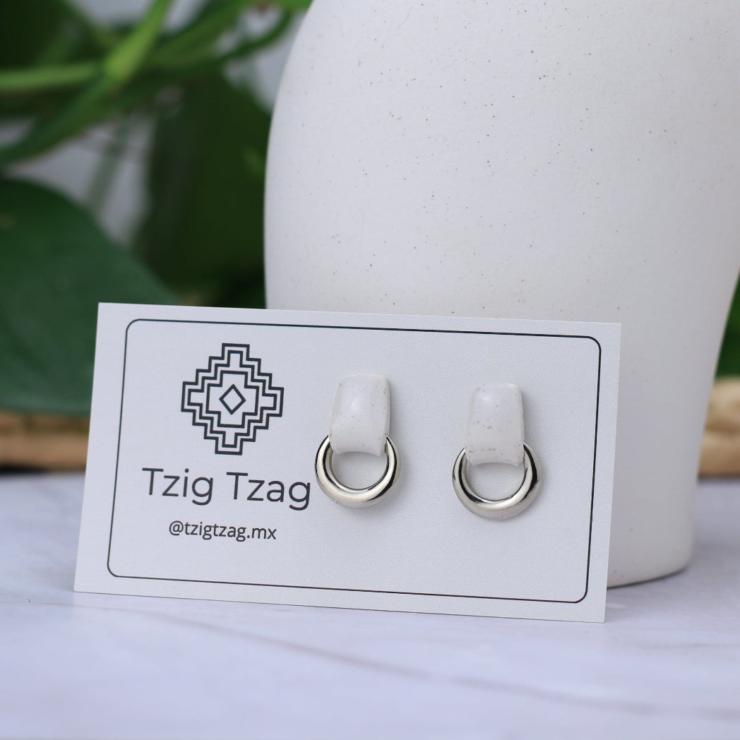 Aretes Soter Plateados - Tzig Tzag Joyería -Color Blanco Granito