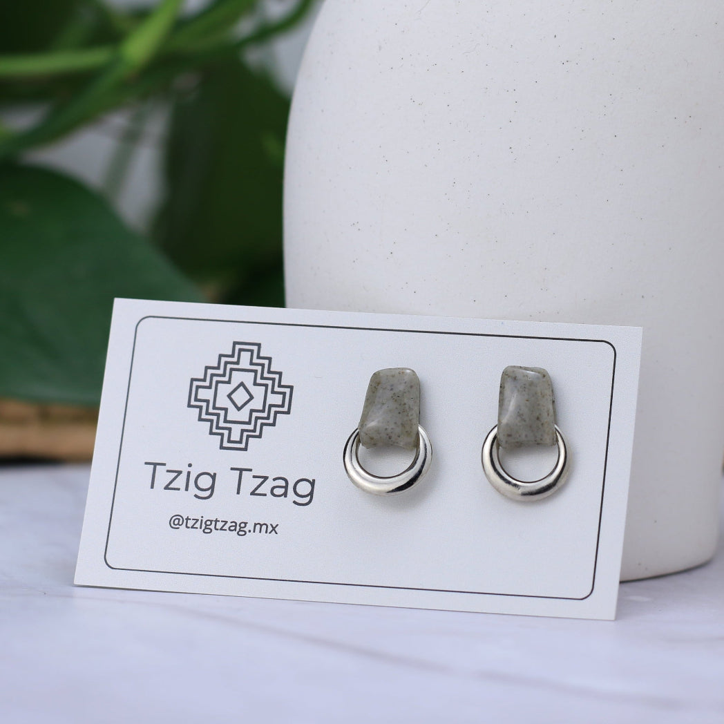 Aretes Soter Plateados - Tzig Tzag Joyería -Color Gris Granito