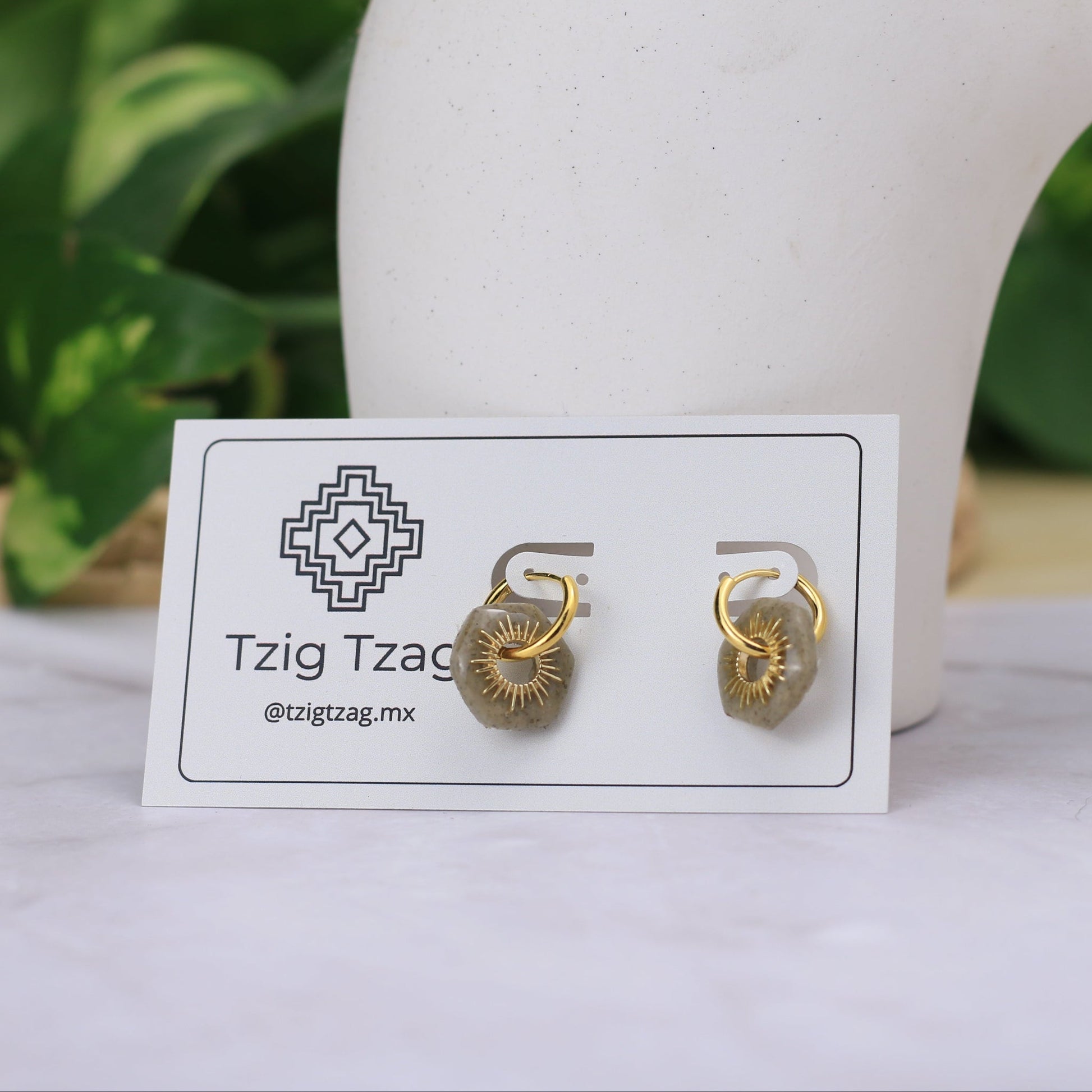 Arracada Apolo - Tzig Tzag Joyería -Color Gris Granito