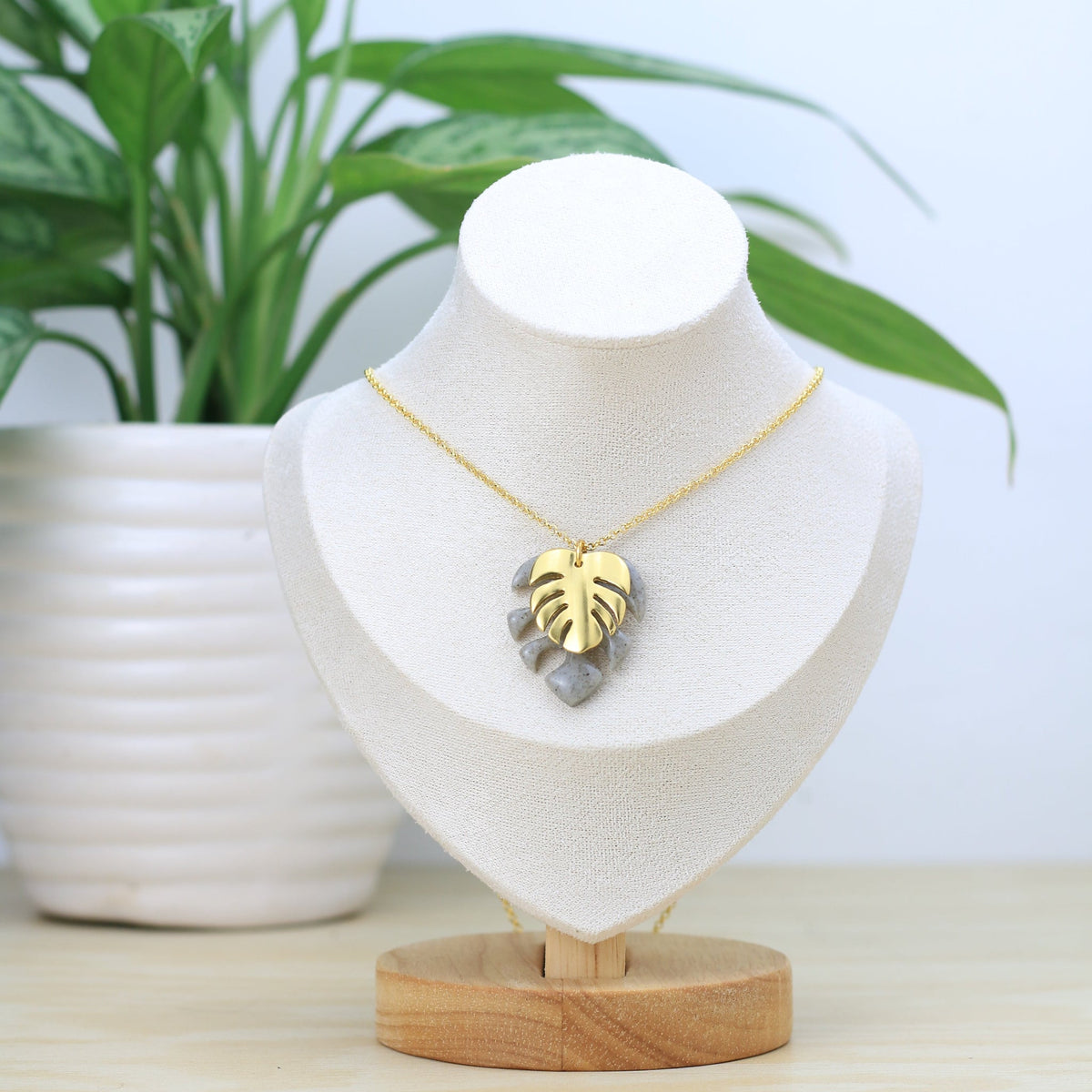 collar de arcilla polimérica hoja y monstera chapa de oro color gris granito — Tzig Tzag