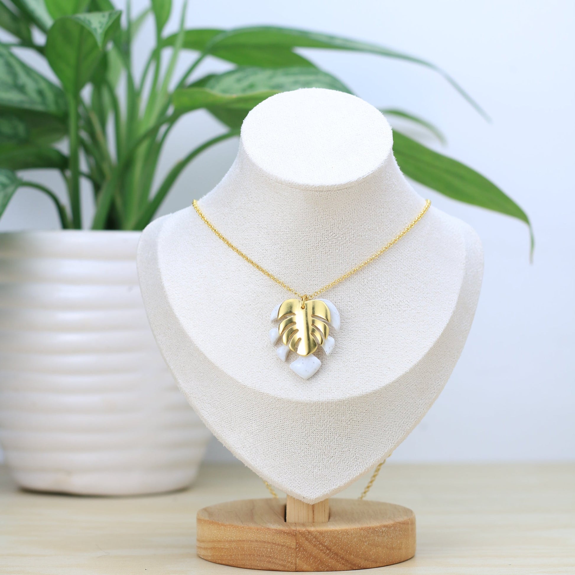 Collar Artemisa - Tzig Tzag Joyería - Color Blanco Granito
